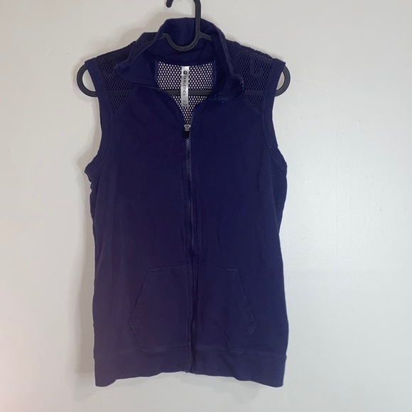 🌲Adorable Fabletics sleeveless zip-up! - Picture 2 of 9